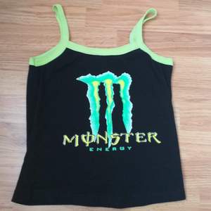 Nu säljer jag detta monster Energy linne. Det är ganska slitet men ser typ Vintage ut. Betalning sker via swish och du får postbevis. Om du vill köpa något annat jag säljer så kan du köpa till detta för 7 kr.