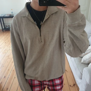 Zip hoodie beige - En hodie med halv dragkedja! Helt felfri och bra kvalite då även min pappa använde den i sina unga dar. Ganska stor på mig som brunar ha S elr M