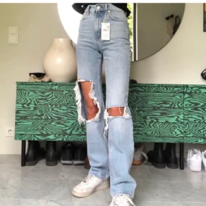 Mango jeans  - Säljer dessa populära slutsålda mango jeans. Bra skick! Storlek 32 men passar mig som brukar ha 32-34💗 nypris:600, ute efter en snabb affär. Buda  om flera är intresserade💗