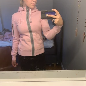 Rosa Pelle p hoodie - Rosa Pelle p hoodie ordinarie pris: 1500kr endast använd en gång 