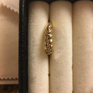 Guldfärgad ring. Oäkta. Kan posta för 11kr. Den är 16 mm i diameter 🥰