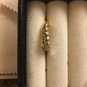 Ring - Guldfärgad ring. Oäkta. Kan posta för 11kr. Den är 16 mm i diameter 🥰