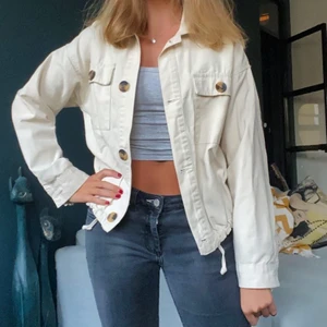Beige jacka - En beige snygg jacka med coola knappar från Berskha. Strl XS men passar S med. 150kr, köparen står för frakten.