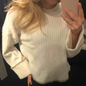  - Supermysig, vit stickad tröja från Chiquelle med beiga detaljer. Nästan aldrig använd. Köpare står för frakt 💕
