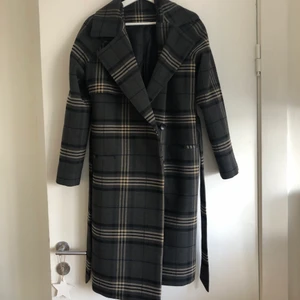 2nd day MAXI kappa/rock - Köpt för 1859kr på zalando. Använd ca 5 gånger. Frakten ingår inte i priset! 