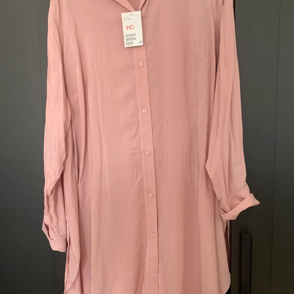 Säljer denna oversize rosa skjorta! Passar bra med jeans eller bara styla upp med ett skärp och snygga klackar! 🥳 40kr Ink frakt! 🎉. Blusar.