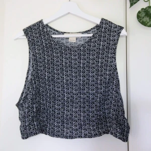 Top från Urban Outfitters  - Fin top köpt för några år sedan på Urban Outfitters. Älskar att den är så luftig och slapp! Knappt använd då den är för liten för mig. Märkt som L men är snarare en Xs