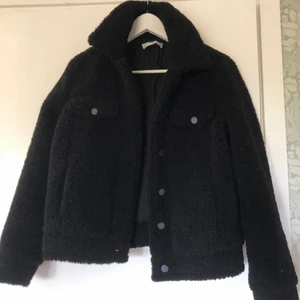 pälsjacka - Säljer nu min snygga pälsjacka! Perfekta vår och höstjacka eller som en tunnare vinterjacka!💓 Köpte nu i väras bara använt nån gång! Buda gärna i privat🥰