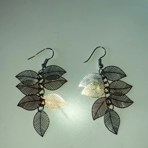 Löv örhängen - Super söta gul/silver örhängen 🌿 20kr+frakt😊