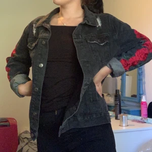 Jeansjacka  - Jeansjacka i urtvättad grå, använd 2 gånger. 