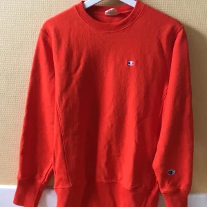 Champion Crewneck - Säljer min orangea Champion Reverse Weave Crewneck i storlek M (köpt från zalando) Den är bara använd ett fåtal gånger och är i perfekt skick. Storleken sitter true to size. Köparen står för frakt 🚚 😁