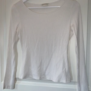 Ribbad långärmad tröja - En sparsamt långärmad tröja i ribbat material. Köpt på monki och är i storleken S