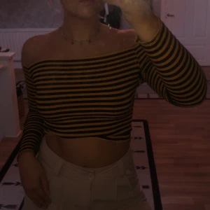 Off shoulder - Gul o svart randig off shoulder topp! Skriv gärna och fråga om du har några funderingar 💓