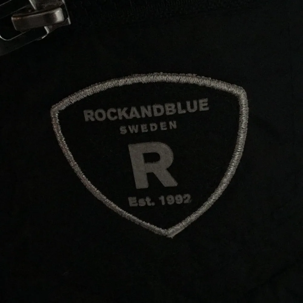 Svart Rockandblue jacket i nyskick, använd bara ett par gånger . Jackor.