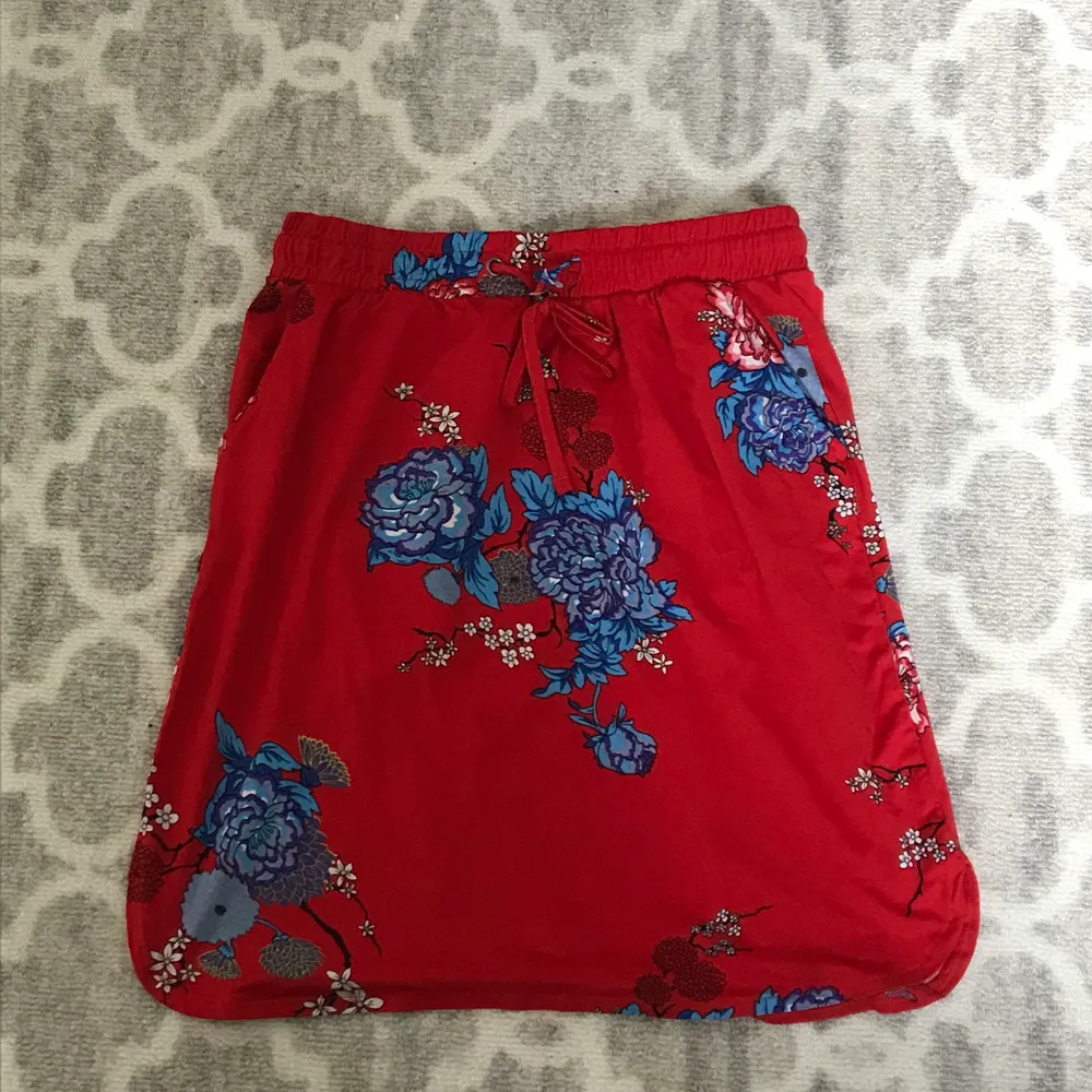  En röd kjol från Ullared med blommor på jätteskönt material i storlek S men passar även M💕. Kjolar.