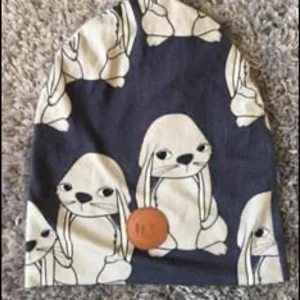 Mössa - Mössa  Storlek - 1-2 år skulle jag säga /baggy modell  Skick - inget anmärka