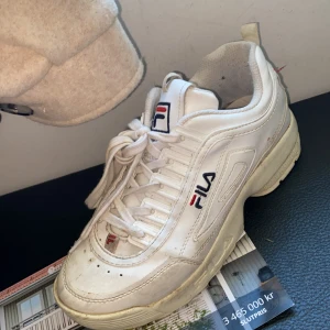 Fila skor - Ca 1år gamla, bra skick, kommer fixa upp dom vid evt köp:) köparen står för frakten;)