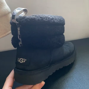 Uggs  - Bra skick förutom att färgen har blivit svagare mens er går nog att fixa med färgning, beställt på scorett för ca 1års sedan, köpt pris: 2400kr