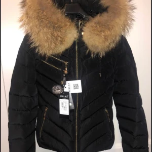 NY HOLLIES Chatel JACKA - HOLLIES chatel jacka helt ny. Storlek 36.Black Ord pris 3298kr. Jag säljer för 2800kr ingår frakt 