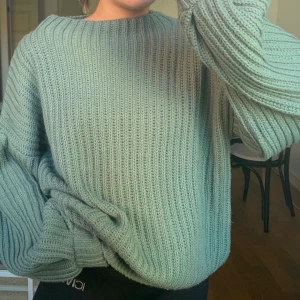 Stickad tröja  - Stor stickad tröja med ballongärmar från Na-Kd. Har några öglor som jag går att se på sista bilden. 