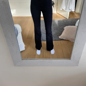 Skitsnygga svarta kostymbyxor Zara! - Säljs pga lite för korta för mig som är 170 och har långa ben! Men är annars full längd! Zara, stl S och sjukt sköna! Skriv till mig och buda!💕💕💜💜