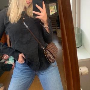 Blus - Så fin blus som passar perfekt till vardags och utgång. Passar XS-M