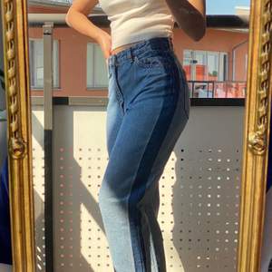 Säljer dessa coola mom jeans från Monki som jag tyvärr inte fått någon användning för. Det är en mörk blå rand på vardera ben. Dem är i storlek 25 och längd mässigt går lite förbi mina ankels (jag är 155cm) frakttillkommer alternativt mötas upp vid TC/Hötorget ❣️