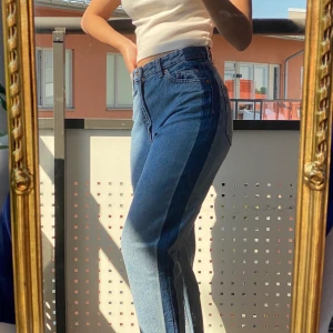 Coola contrast mom jeans - Säljer dessa coola mom jeans från Monki som jag tyvärr inte fått någon användning för. Det är en mörk blå rand på vardera ben. Dem är i storlek 25 och längd mässigt går lite förbi mina ankels (jag är 155cm) frakttillkommer alternativt mötas upp vid TC/Hötorget ❣️