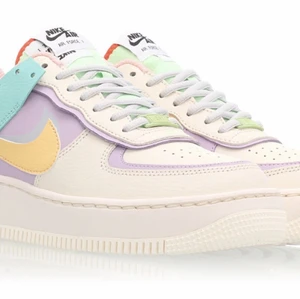 Nike af1 shadow pastel - Söker de här skorna? Om du vet någon som säljer eller om du själv säljer hör av dej💕