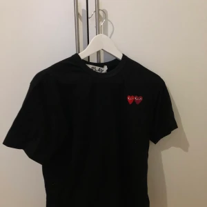 Cdg play tröja i princip oanvänd - Felfri, säljer för att jag knappt fått användning av den. Köp på NK för 1350