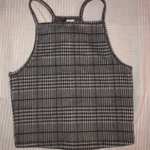 Rutig topp - Säljer denna jättefina toppen i storleken XS/S. Super skönt material och endast testad! Möts upp och kan även frakta. Frakt ingår ej!