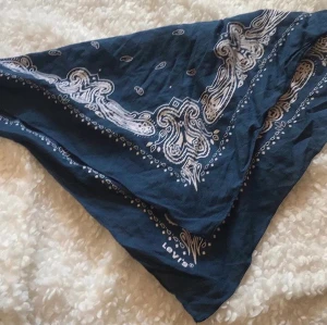 Bandana - Används som hårband i håret