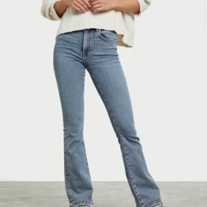 Bik bok, flare Jamie jeans  - Säljer dessa bootcut jeans från Bik bok i modellen Flare Jamie jeans, färg blå, strl S. Använda fåtal gånger