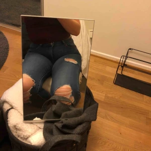  - ✨ JEANS ✨  Stretchiga jeans från Gina Tricot, det är en stl 38 men är lite mellan 36/38. Supersköna men inte min stil längre.  Köpare står för frakt.  !!🦋Finns endast fram tills lördag 12/9🦋!!