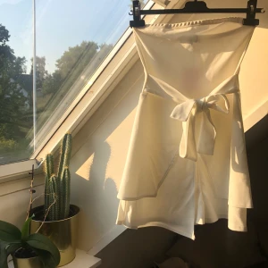 Jumper - Superfin vit jumper (klänning med shorts i)! Aldrig använd, lappen är kvar! Skriv i meddelande om ni vill ha fler bilder eller är intresserade!! Frakt tillkommer💞💗