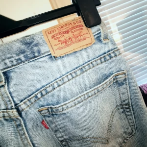 Levi's vintage  - Så fina levi's i en härlig ljusblå färg (bilderna gör dem inte rättvisa) som säljes enbart pga för små för mig nu :'( Stlk i levi's: 26, men när dessa passade mig var jag strlk 25 eller 34. Har vikt upp benen pga långa (jag är 170). Köpte de secondhand i London 💕