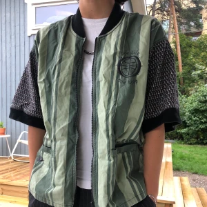 Nike retro kortärmad överskjorta  - Retro, asball överskjorta med korta ärmar från Nike. Köptes på en märkes vintagebutik i Madrid. Passar egentligen alla mellan S-L. Buda!!