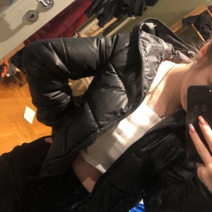 Fodrad jacka till höst/vinter storlek xs - En svart fodrad jacka från Vero Moda perfekt till hösten/vintern. Storlek xs men skulle säga xs/s. Man håller värmen i den och finns dragkedja upp till luvan. Kom privat för bilder! Använd 1 vinter därav priset💓 Kom privat ifall du har frågor