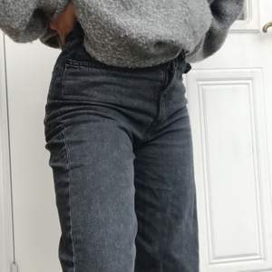 Tänker sälja ett par svarta raka jeans från H&M i storlek 32. Använda ungefär 1 gång. Säljer dom för dom va tyvärr för korta för mig 