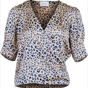 Neo Noir blus - Säljer min super fina ISA SATIN LEO BLOUSE från Neo Noir i storlek small då den blivit för liten. Den är beige med blått leopard mönster.
