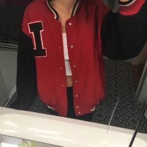 Collage jacka - Second hand fyndad men med mycket bra kvalite. Den är oversized på det perfekta sättet! 