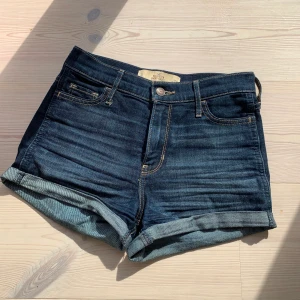 Shorts - Högmidjade jeansshorts från Hollister. Bra kvalitet och fin passform. Storlek: se sista bilden (0 w24. Skulle själv säga att det är storlek S. 200 kronor😊