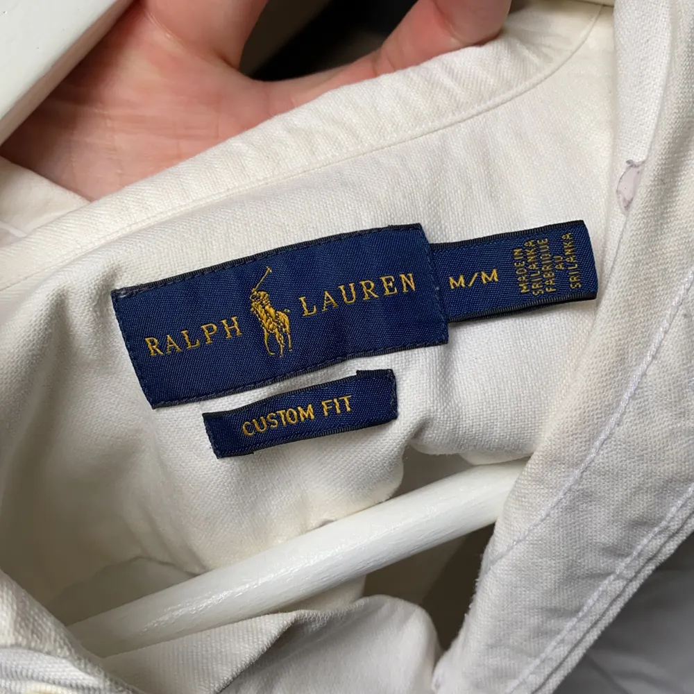 Vit skjorta från Ralph Lauren i storlek M custom fit . Skjortor.