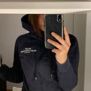 peak performance  - skitsnygg ziphoodie från peak i storlek xs, används inte längre tyvärr därför säljer jag den, inga fel med den alls, PRIS KAN DISKUTERAS gratis frakt