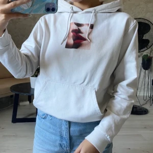 Vit hoodie med tryck  - Säljer denna hoodie från märket ”ISTAY” som köptes från Carlings. Den har dock blivit lite nopprig, som syns på andra bilden, men de är endast något som syns på väldigt nära håll! Köparen står för frakten🥰