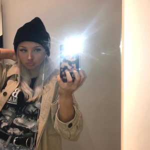 Skortjacka - Beige oversized skjortjacka från vero moda som jag köpte på nelly tror den kostade typ 500 nånting. Skriv så kan jag skicka fler bilder storlek S men den är som sagt oversized ((trodde att det var en M men det var tydligen S))