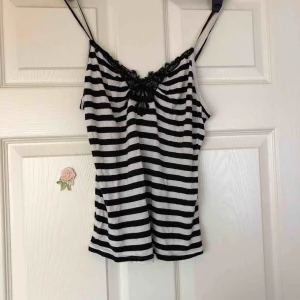  - Randigt svart/vitt linne med fina dekorativ framtill. Frakt 19kr🌿