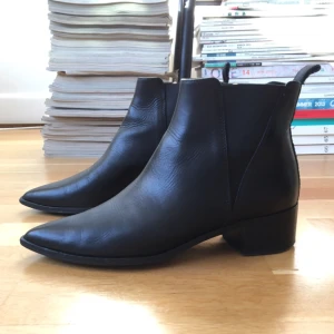  - Acne Jensen boots (storlek 36) i fantastiskt läder. Använda en del men i väldigt fint skick. Omklackade och även lagt på en gummisula utanpå lädersulan för att de ska tåla lite mer väder (kostnad skomakare ca 400 kr). Pris i butik för dessa boots: 3600 kr 
