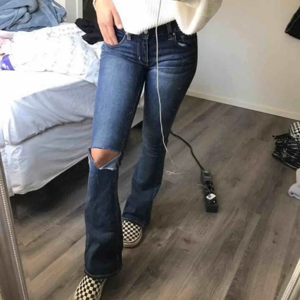 Riktigt snygga boot cut jeans från American Eagle, litet litet hål finns men absolut inget som syns.. Jeans & Byxor.
