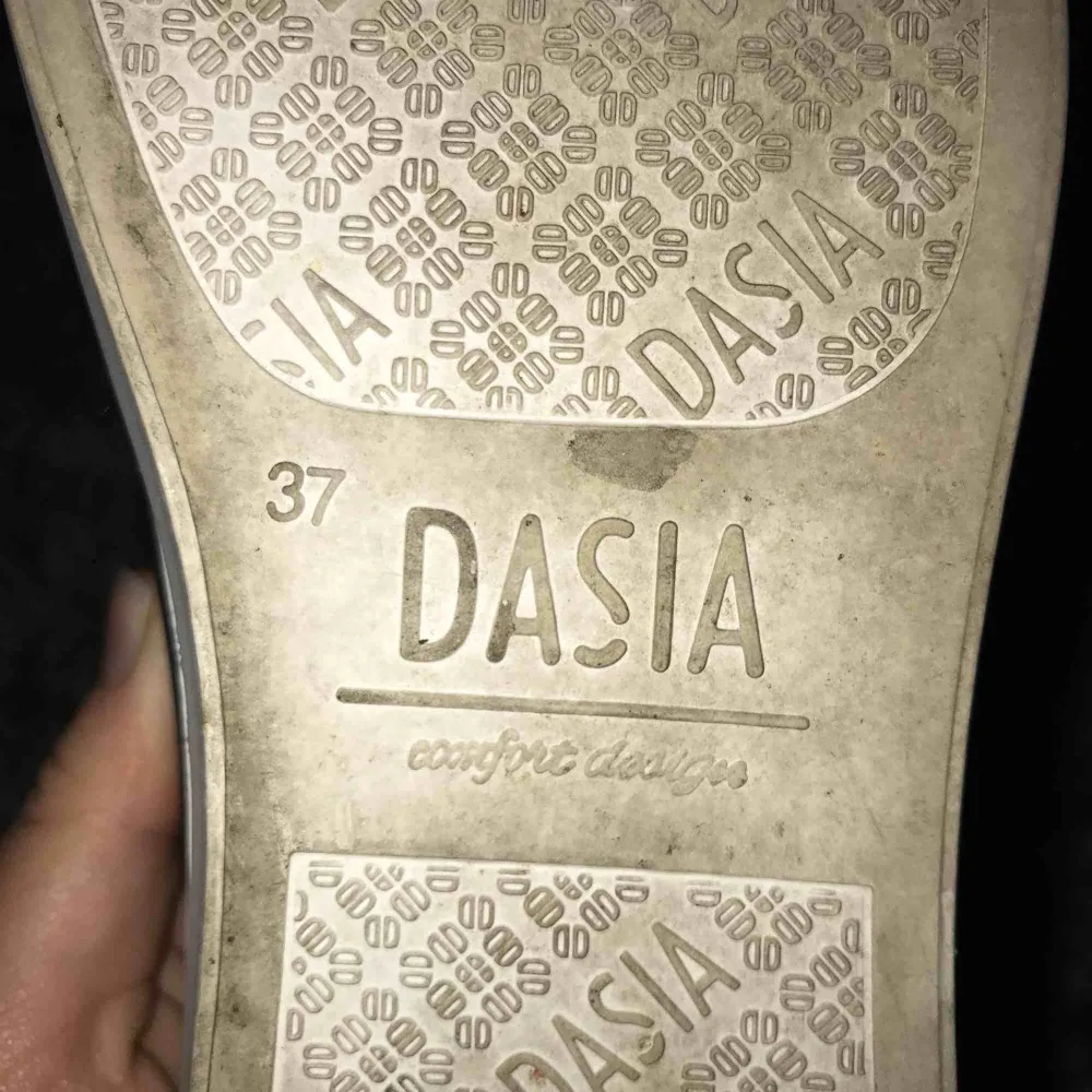 ganska använda skor från Dasia. super sköna skor i svart mocka. original pris är 900kr o har använt dom ungefär 7 gånger.  . Skor.